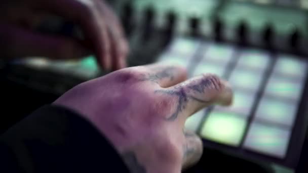 Dekat DJ bekerja dengan mesin drum profesional di klub malam. Seni. Anak muda mengetuk cepat pada tombol dari mesin membuat beat. — Stok Video