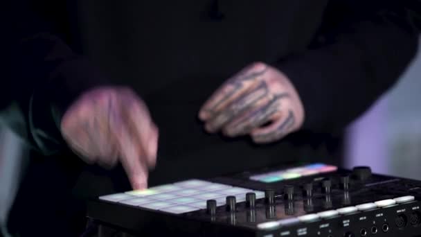 DJ tangan dengan tato menyentuh tombol dan slider, bermain musik elektronik. Seni. Konsep pesta, klub malam dan musik techno. — Stok Video