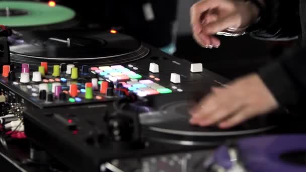Крупним планом DJ в дискотеці працює за пультом дистанційного керування. Мистецтво. Техно музика в нічному клубі, професійне музичне обладнання . — стокове відео