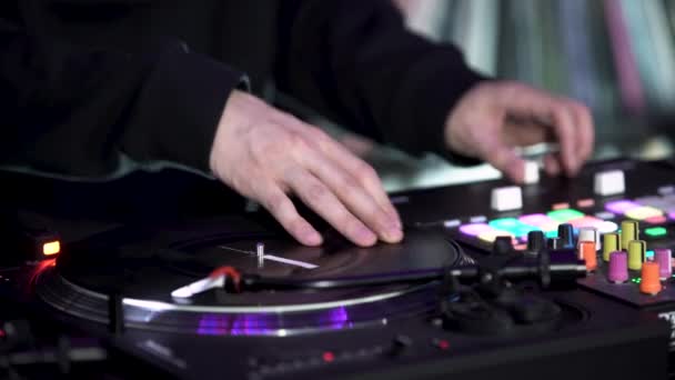 Närbild av DJ på disco arbetar bakom fjärrkontrollen. Konst. Techno musik på nattklubben, professionell musikutrustning. — Stockvideo
