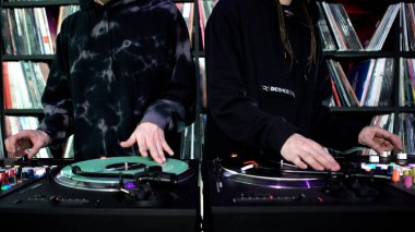 Diskodaki DJ 'in yakın çekimi uzaktan kumandanın arkasında çalışıyor. - Sanat. Gece kulübünde tekno müzik, profesyonel müzik ekipmanları..