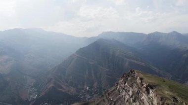 Yazın muazzam kaya oluşumlarıyla baş döndürücü doğal manzaranın havadan görünüşü. Başla. Çimlerle ve ağaçlarla kaplı yeşil yamaçların üzerinde uçuyorlar..