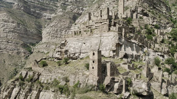 Вид с воздуха на заброшенную древнюю деревню с башнями на вершине эпической скалы. Начали. Концепция свободы и приключений, путешествия в горах. — стоковое фото