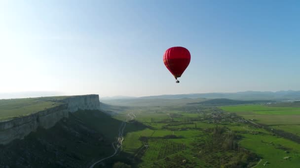 乌克兰 Crimea 2021年8月20日 在天空中俯瞰气球 开枪了晴天热气球飞越田野和高山 美丽的气球飞越田野和岩石 — 图库视频影像