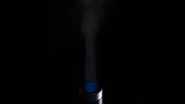 Vapor do umidificador ultrasônico isolado em um fundo preto. Conceito. Cuidados de saúde, mudanças climáticas, extremo perto de um bocal umidificador de ar. — Fotografia de Stock