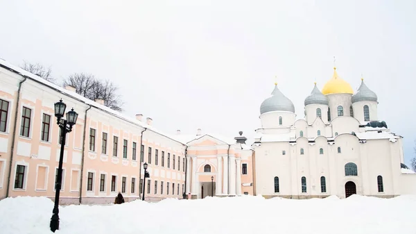 Szent Sophia katedrális és az építészeti együttes, Veliky Novgorod, Oroszország a napsütéses hideg téli napon. Fogantatás. Történelmi hely nagy templommal. — Stock Fotó