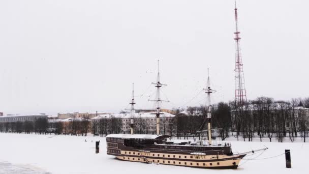 Pływający okręt flagowy restauracji na rzece Volchow w zimowy dzień, Velikiy Novgorod. Koncepcja. Piękny retro stylizowany statek na śniegu i pokryta lodem rzeka na zachmurzonym tle nieba. — Wideo stockowe