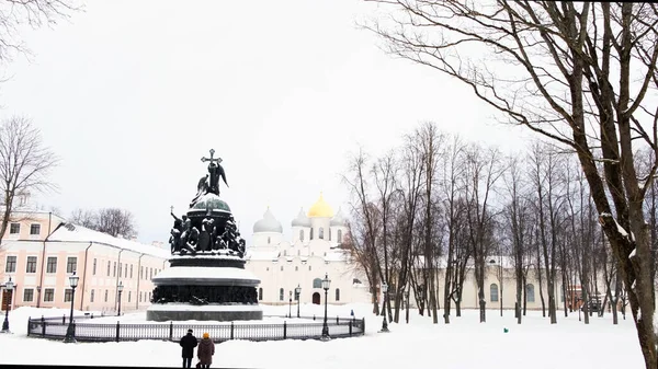 Catedral de Santa Sofia e o conjunto arquitetônico, Veliky Novgorod, Rússia no dia de inverno frio ensolarado. Conceito. Lugar histórico com um grande templo e um monumento. — Fotografia de Stock