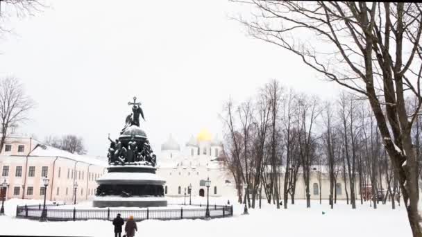 Die Sophienkathedrale und das architektonische Ensemble, Weliki Nowgorod, Russland an einem sonnigen kalten Wintertag. Konzept. Historischer Ort mit einem großen Tempel und einem Denkmal. — Stockvideo