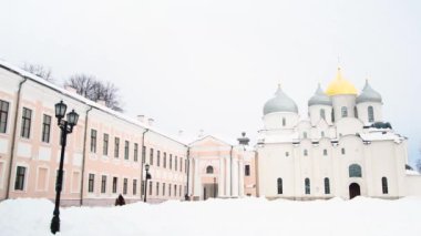 St. Sophia Katedrali ve mimari topluluğu, Veliky Novgorod, Rusya, güneşli kış gününde. Kavram. Büyük bir tapınağı olan tarihi bir yer..