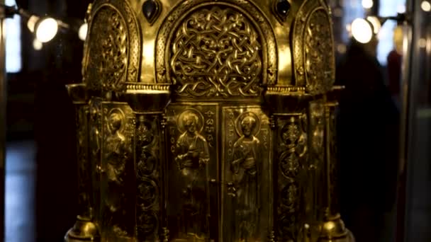 Blízko starověkého Sionu, posvátné nádoby, ve které jsou uchovávány Svaté dary. Koncept. Detaily pravoslavného interiéru kostela, historie a náboženství.