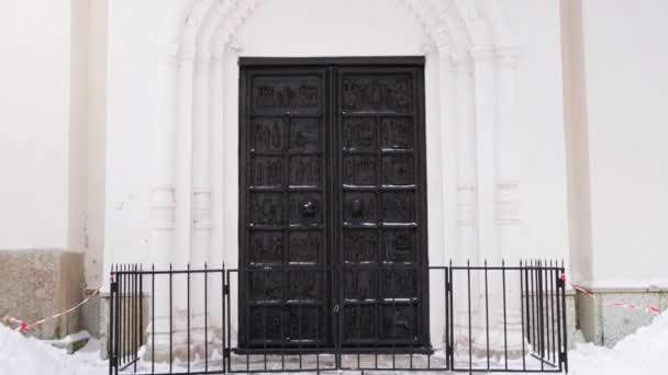 鋼の黒い重いドアと伝統的な正統派教会のアーチ。コンセプト。建築、宗教、黒い大きな扉の壁と寺院の壁. — ストック動画