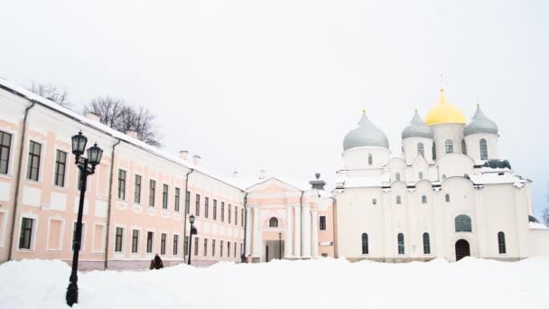 Szent Sophia katedrális és az építészeti együttes, Veliky Novgorod, Oroszország a napsütéses hideg téli napon. Fogantatás. Történelmi hely nagy templommal. — Stock videók