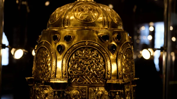 Close up do Sion antigo, o vaso sagrado em que os Santos Dons são mantidos. Conceito. Detalhes do interior da Igreja Ortodoxa, história e religião. — Fotografia de Stock