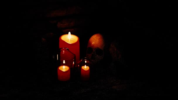 Abstract Halloween achtergrond compositie met een schedel en kaarsen. Ontwerp. Cartoon griezelige menselijke schedel en brandende kaarsen, concept van zwarte magie en mystiek. — Stockvideo