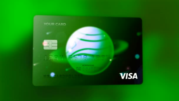 Russia, Mosca - 10 agosto 2021: Bank Card Designs. Mozione. Nuovo bellissimo design della carta di credito in stile cosmico. Pianeta colorato è raffigurato sulla mappa da Visa Bank — Video Stock