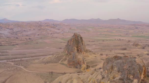 Vista dall'alto della vallata deserta con rocce. Azione. Panorama di bella valle di montagna con rocce. Bella varietà di paesaggi rocciosi desertici — Video Stock