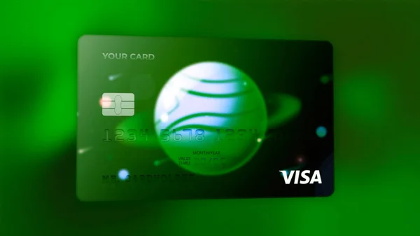 Rússia, Moscou - 10 de agosto de 2021: Bank Card Designs. Moção. Novo belo design de cartão bancário em estilo cósmico. Planeta colorido é retratado no mapa do Banco Visa — Fotografia de Stock