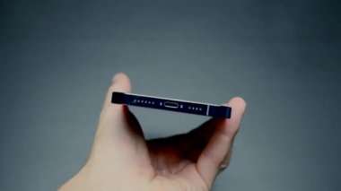 Rusya, MOSCOW - 27 Eylül 2021: güzel yeni iPhone elimizde. Başla. Adam elinde Apple 'dan iPhone 13' ün yeni modelini tutuyor. Yeni iPhone 'un dış tasarımı gözden geçirilecek