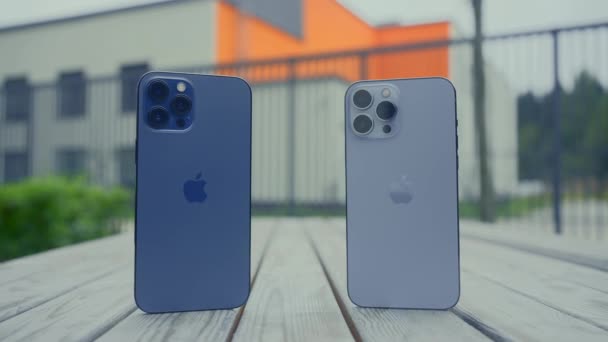 Rusya, MOSCOW - 27 Eylül 2021: iPhone Karşılaştırması. Başla. Apple şirketinden iPhone 'ların dış tasarımı. Kameraların ve iki iPhone boyutlarının karşılaştırılması — Stok video