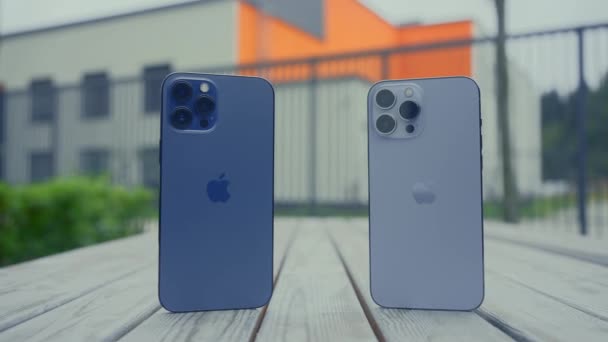 RUSSIA, MOSCOW - SEPTEMBER 27, 2021: Comparison of iPhones. Action. External design of line of iPhones from Apple company. Comparison of cameras and sizes of two iPhones — Stock Video