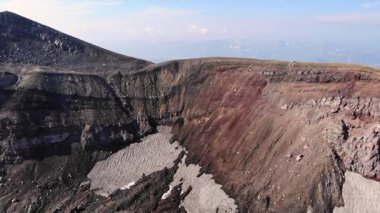 Japonya 'nın en yüksek aktif yanardağı Fuji Dağı' nın devasa krater kenarında yürüyen yürüyüşçüler. Medya