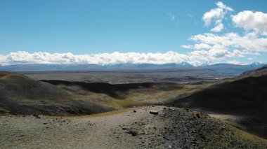 Kırgızistan 'daki dağ vadisinde bulutların gölgeleri hareket ediyor. Medya