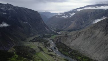 Chulyshman river flowing through valley between mountains in altai republic, russia. Media