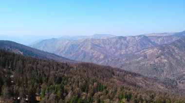 Çarpıcı manzara, görkemli dağları ve gür ormanlarıyla doğanın güzelliğini gözler önüne seriyor. Medya