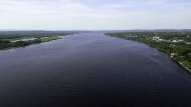 Serpukhov şehrinden akan Oka nehri, güneşli yaz gününde binalar ve yeşil ağaçlarla dolu. Kırp