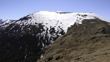Karla kaplı zirveler ve donmuş bir göl doğanın nefes kesici bir güzelliğini gözler önüne seriyor. Medya