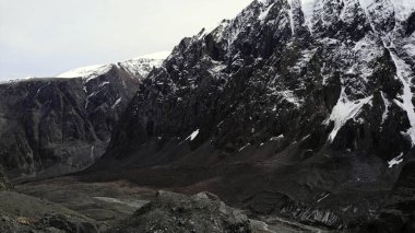 Karla kaplı zirveler, doğanın saf güzelliğini gösteren engin bir vadiye hükmediyor. Medya