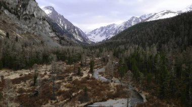 Karlı dağların ve yemyeşil ormanların arasına kurulmuş, el değmemiş bir nehrin nefes kesen manzarası. Medya