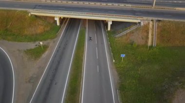 İnsansız hava aracı bir yaz günü otoyol kavşağında araba ve üstgeçitlerle uçuyor. Kırp