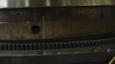 Endüstriyel üretim süreci, montaj sırasında özel makineler üzerinde dönen büyük bir metal koni gösteriyor
