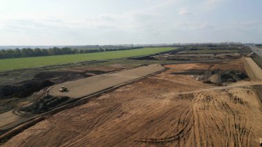 Yol yapımı sırasında buldozer zemini düzleştiriyor