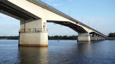 Güneşli bir günde iki nehir kıyısını birbirine bağlayan devasa beton köprü. Kırp
