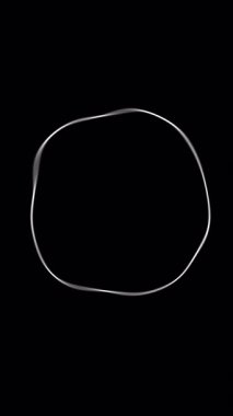 Siyah arkaplanda dönüşen beyaz bir halkanın canlandırması