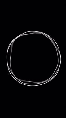 Çoklu beyaz çemberler siyah arkaplan üzerinde dönüyor