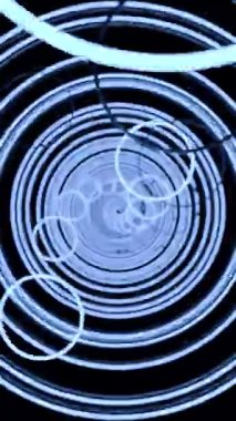 Parlayan mavi eşmerkezli dairelerin sonsuz döngüsü hipnotik soyut bir tünel yaratıyor.