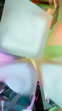 Kristalin soyut pastel parçaları yavaşça döner ve büyüleyici bir görsel görüntü yaratır.