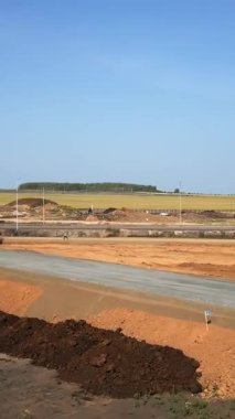 İnşaat makineleri kırsal alanda yeni bir yol inşa ediyor.