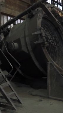 Paslı çelik kepçe endüstriyel bir ortamda yan yatar.