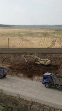 Yol inşaatında çalışan inşaat makineleri