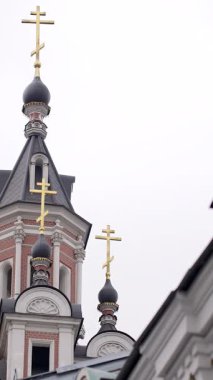 Zarif kubbeler ve altın haçlar, inanç ve geleneği sembolize eden bir Rus ortodoks kilisesini süslüyor.