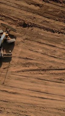 Araziyi düzleştiriyor, inşaat için hazırlıyor.