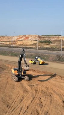 İnşaat makineleri yeni bir yola zemin hazırlıyor.
