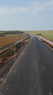 İnşaat işçileri kırsal alanda yeni bir otoyol inşa ediyorlar.