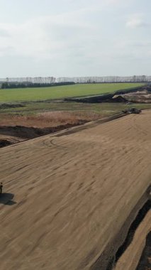 İnşaat alanındaki sarı yol silindiri düzleştirme alanı