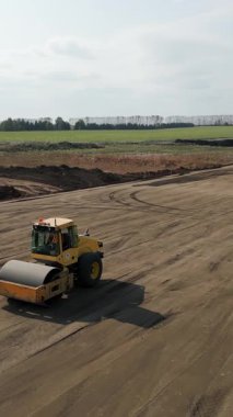 İnşaat alanındaki sarı yol silindiri düzleştirme alanı